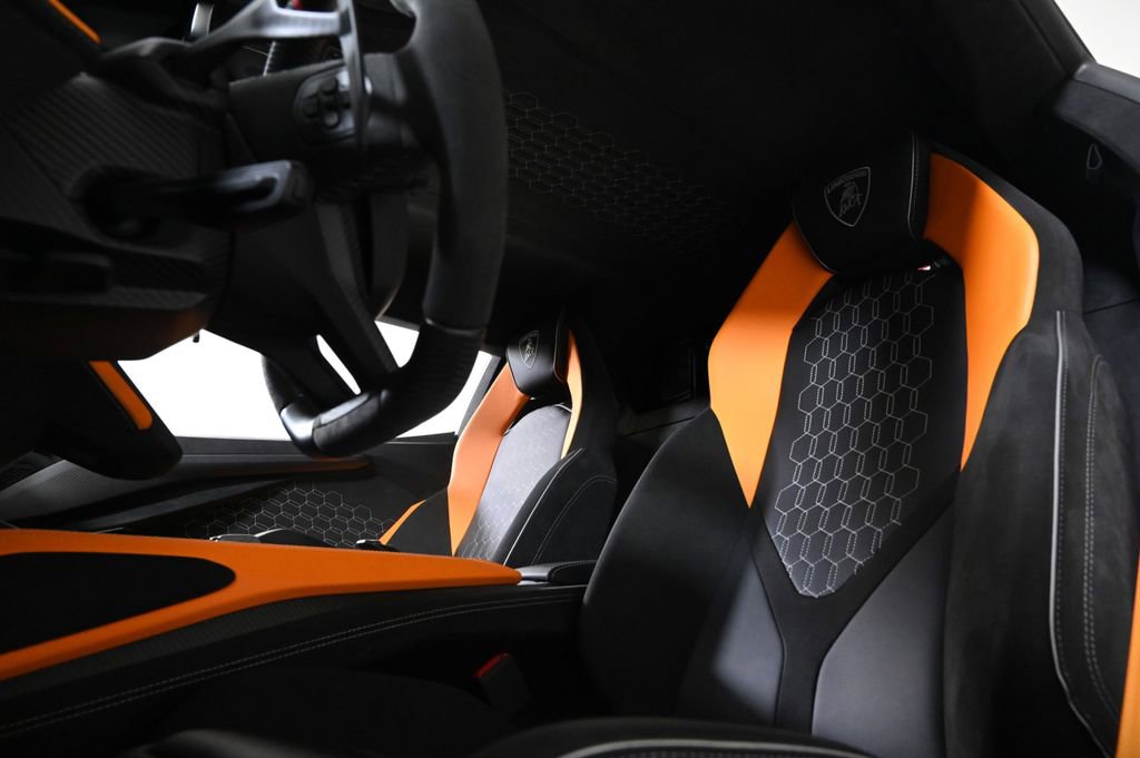 Used 2025 Lamborghini Revuelto image 16