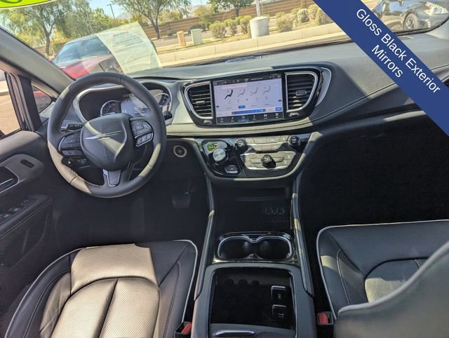 Used 2025 Chrysler Pacifica Premium FWD image 19
