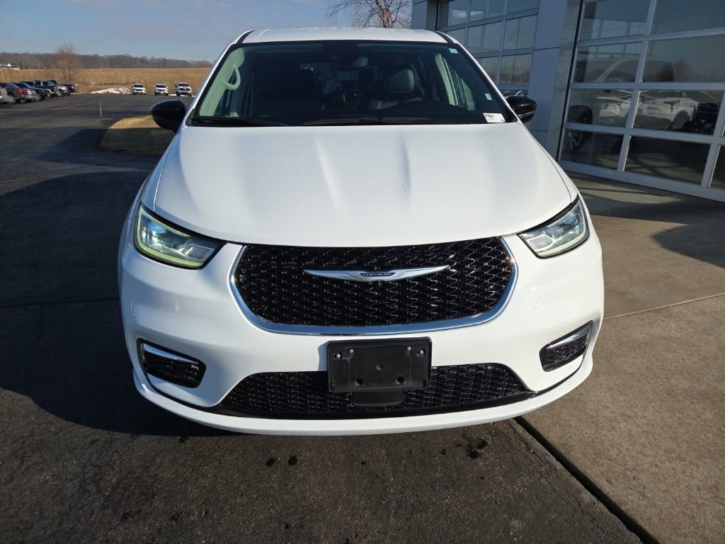 Used 2024 Chrysler Pacifica Touring-L image 2