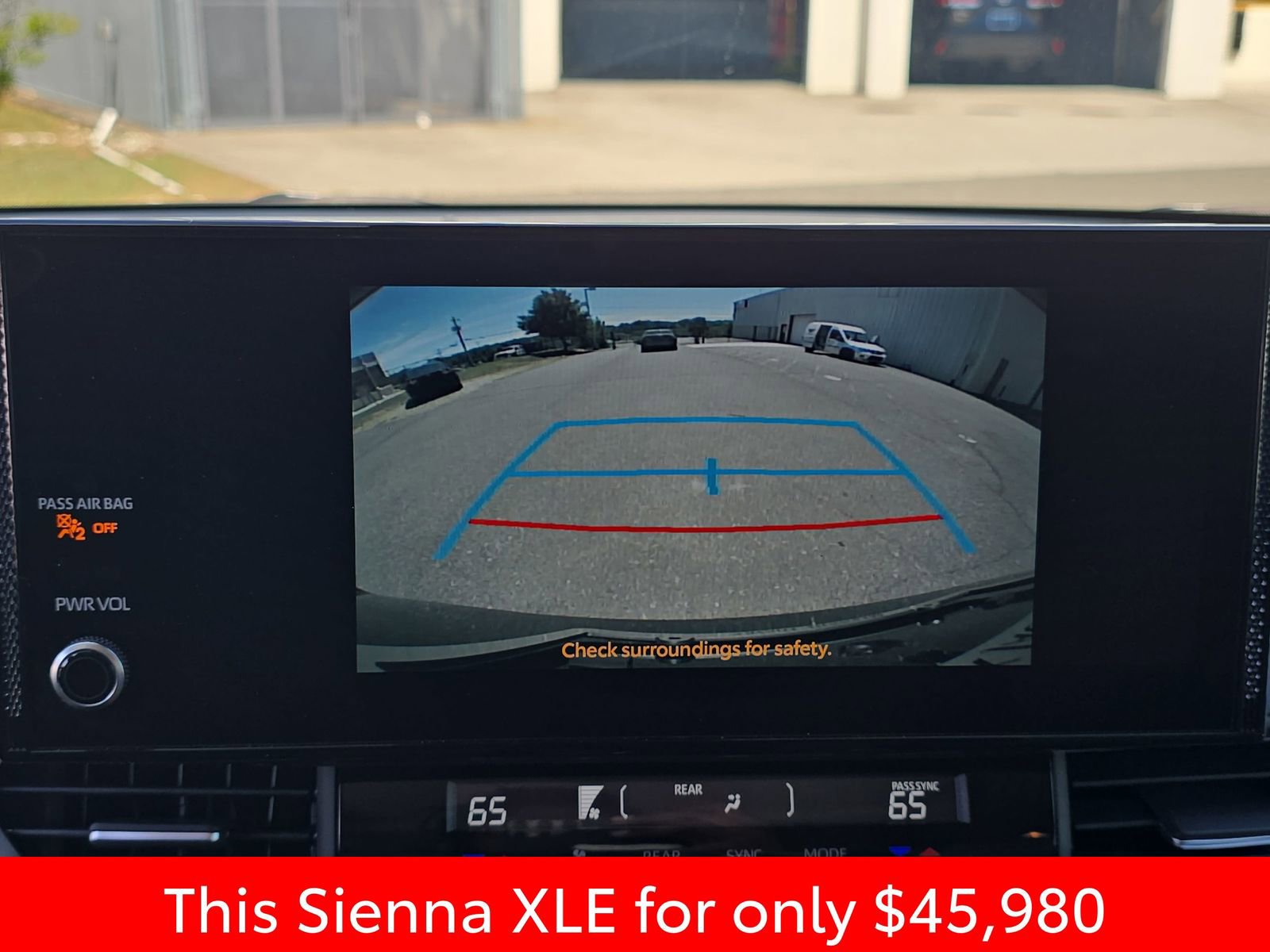 Used 2025 Toyota Sienna XLE w/ XLE Plus Package FWD image 31