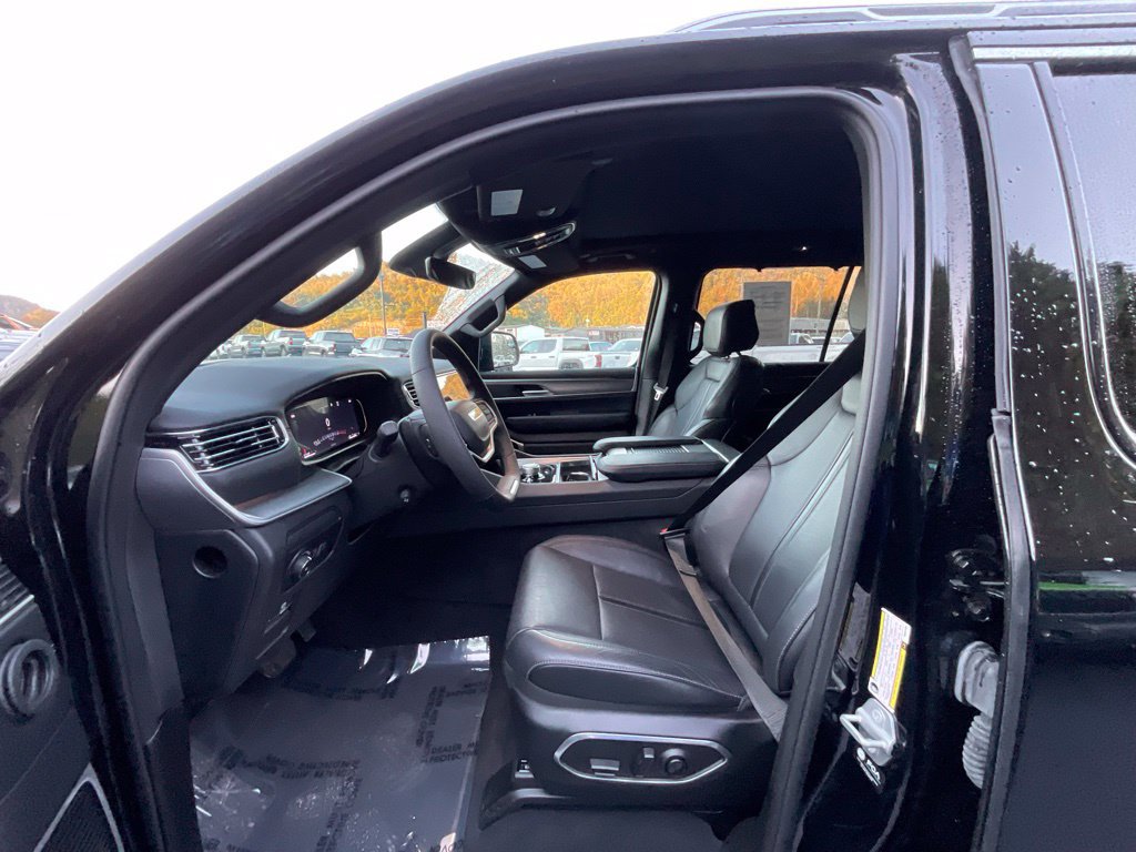 Used 2025 Jeep Wagoneer Series III w/ Premium Group I AWD/4WD image 9
