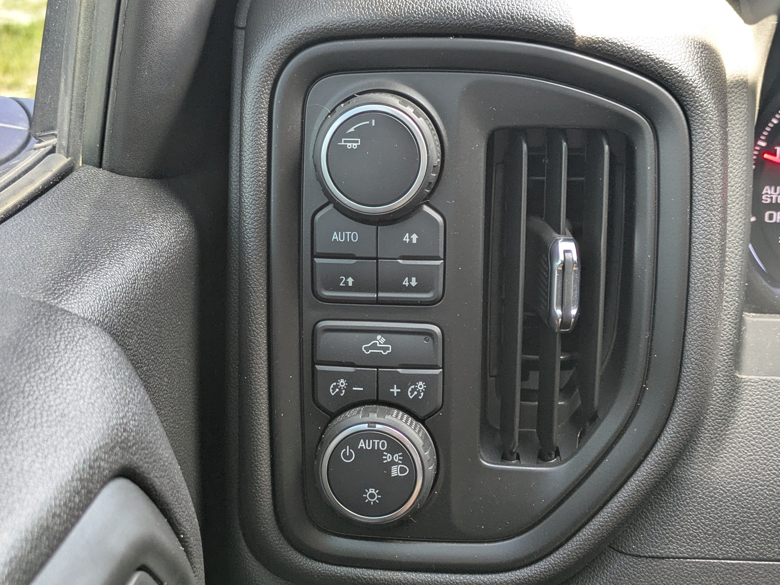 Used 2025 Chevrolet Silverado 1500 Custom Trail Boss w/ Turbomax Blackout Package AWD/4WD image 21