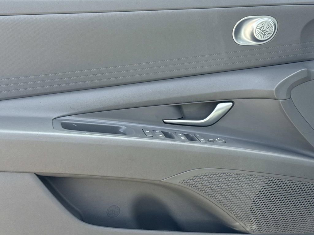 Used 2022 Hyundai Elantra SEL FWD image 16