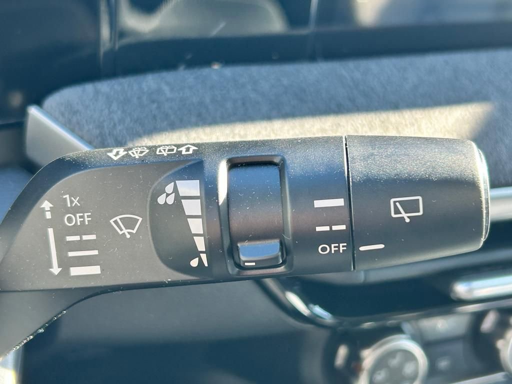 Used 2025 Nissan Kicks SV AWD/4WD image 32