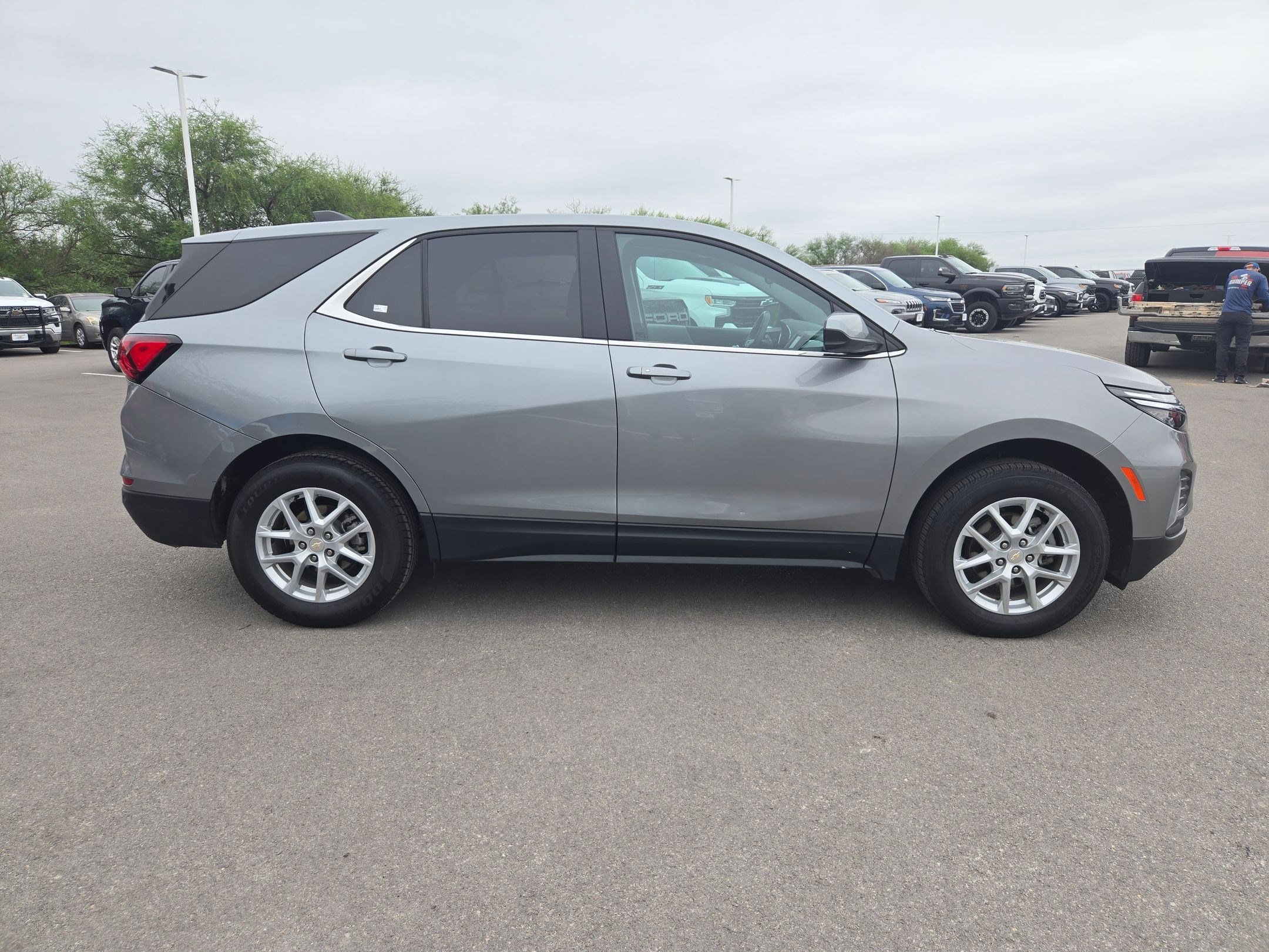 Used 2023 Chevrolet Equinox LT AWD/4WD image 2