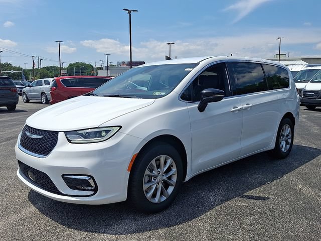New 2025 Chrysler Pacifica Select AWD/4WD image 3