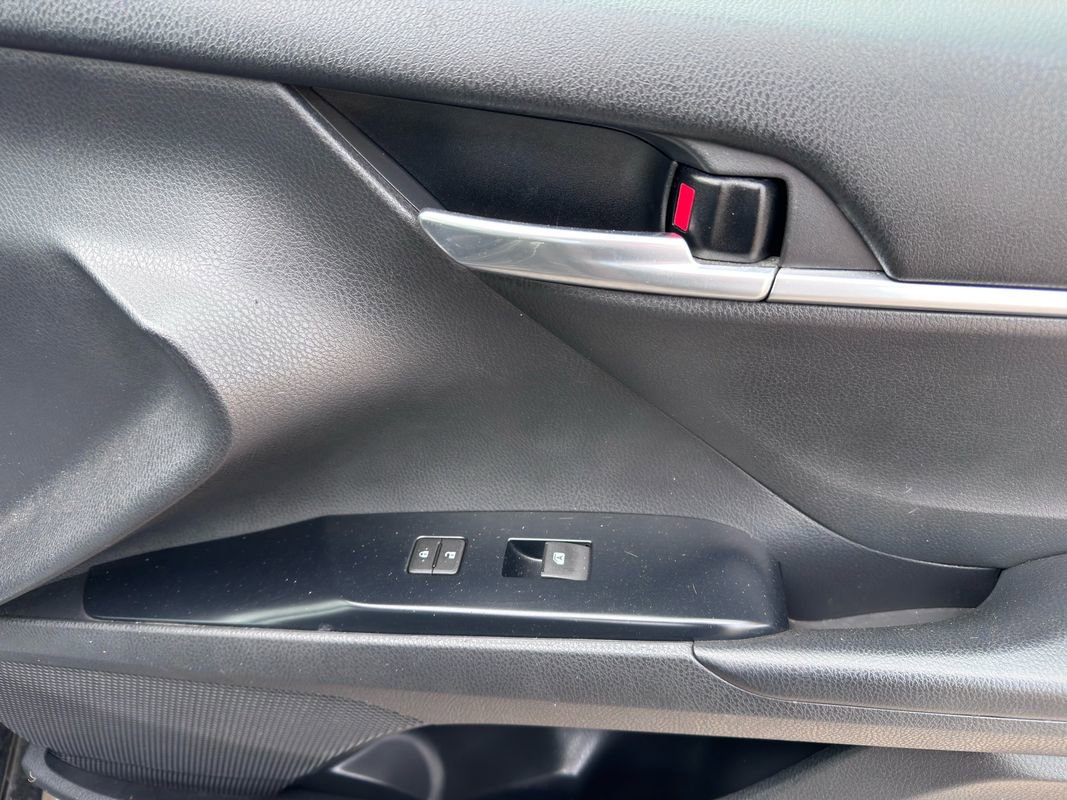 Used 2020 Toyota Camry SE w/ Sunroof Package image 26