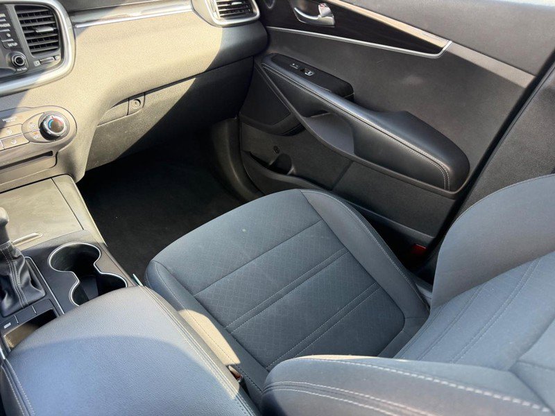 Used 2019 Kia Sorento LX FWD image 17