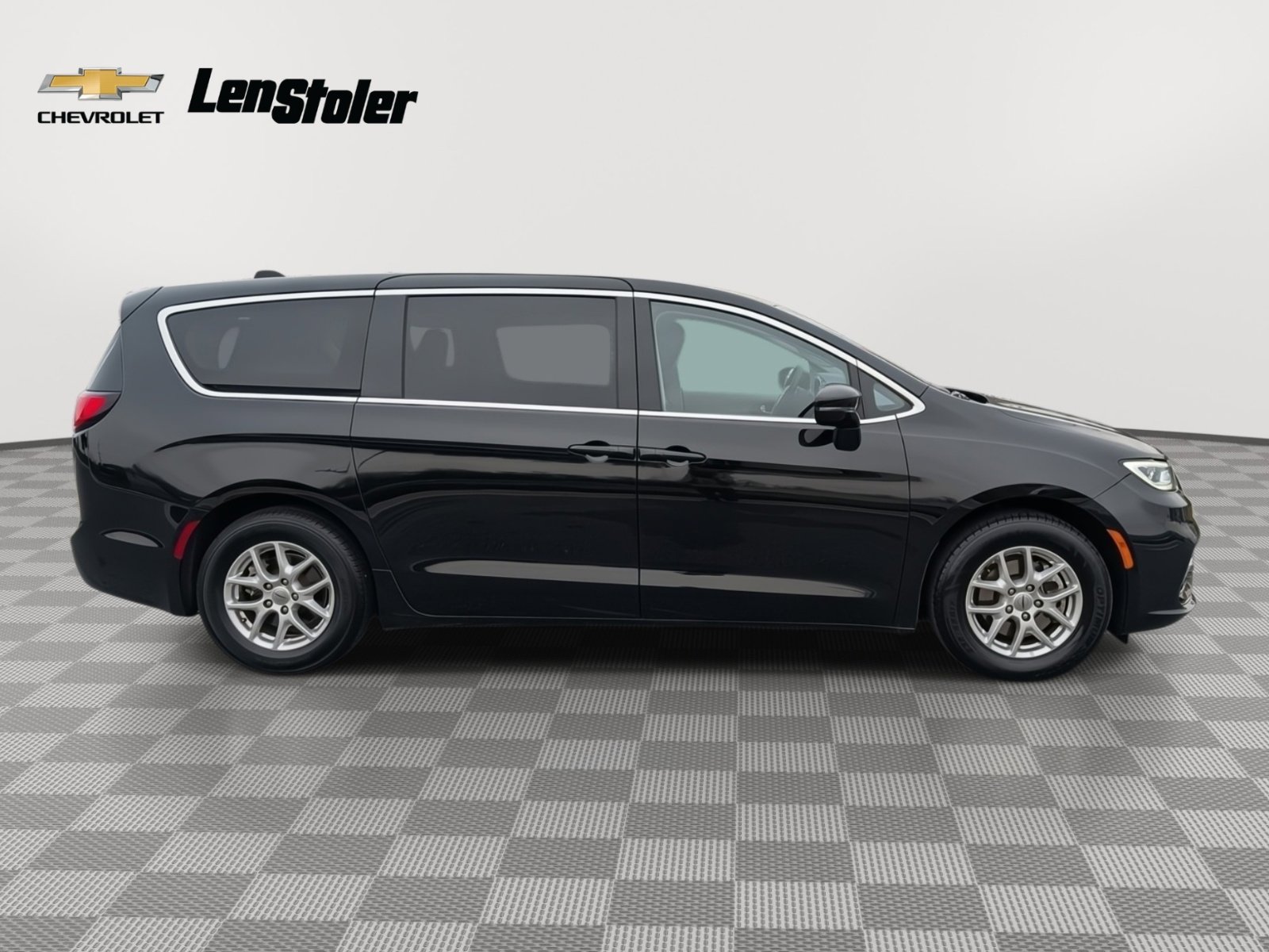 Used 2024 Chrysler Pacifica Touring-L image 6