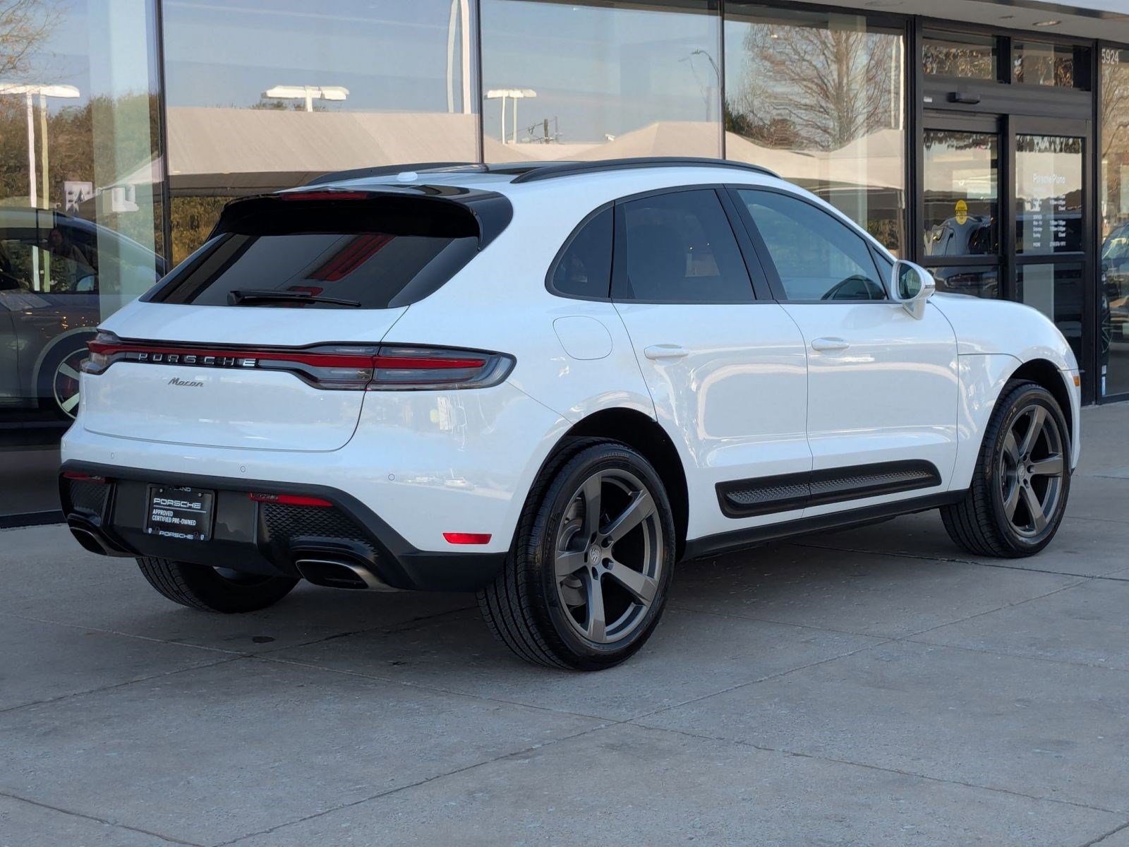 Certified 2025 Porsche Macan AWD/4WD image 9