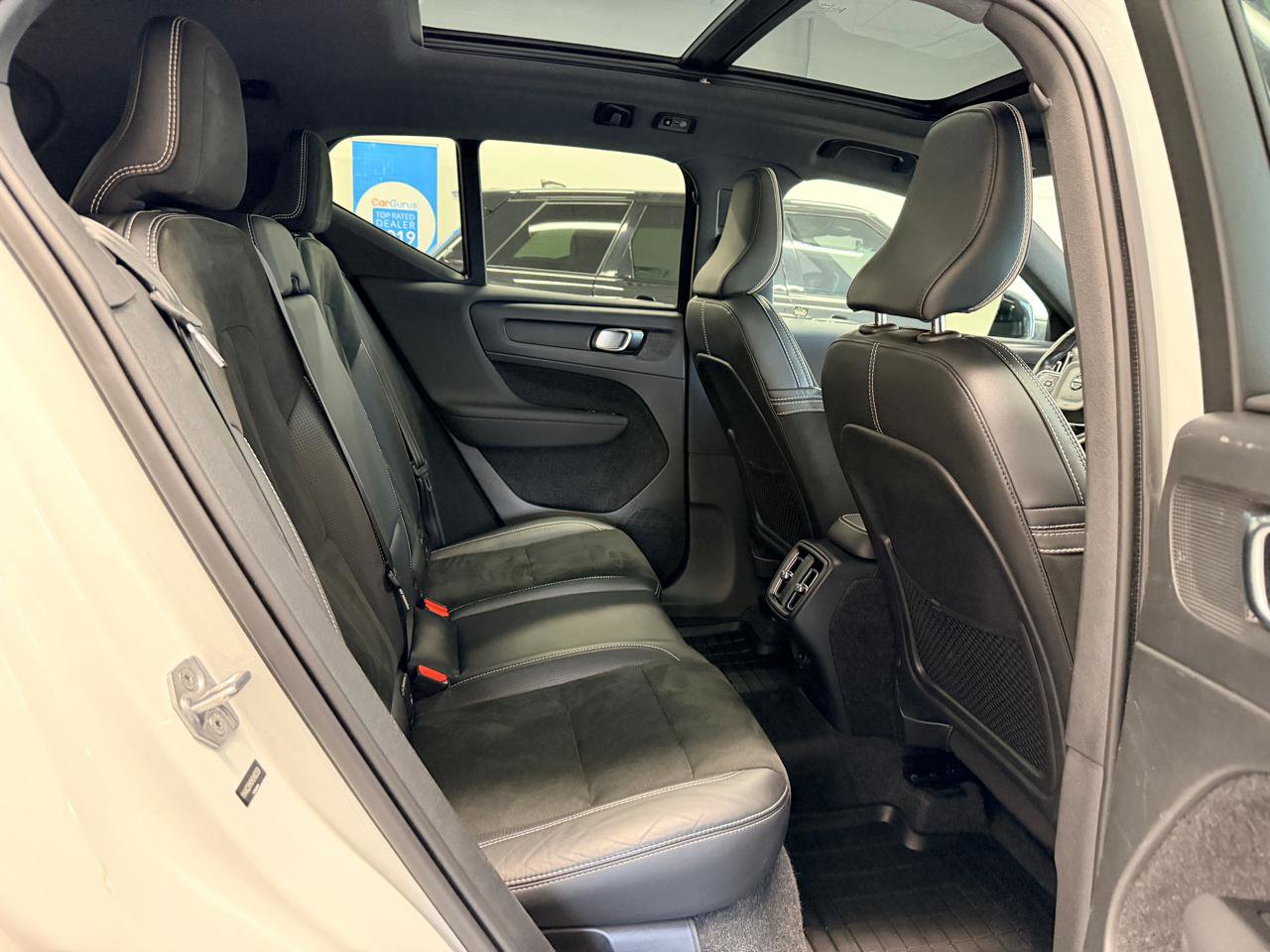 Used 2021 Volvo XC40 T4 R-Design w/ Advanced Package image 30