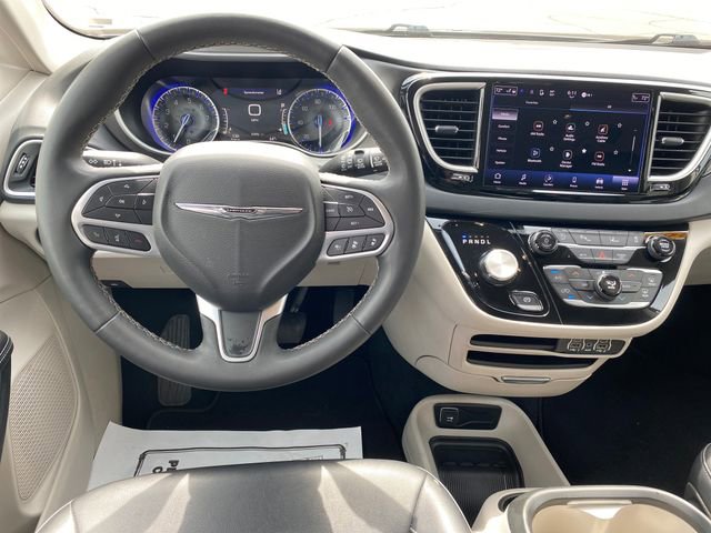 Used 2024 Chrysler Pacifica Touring-L FWD image 8
