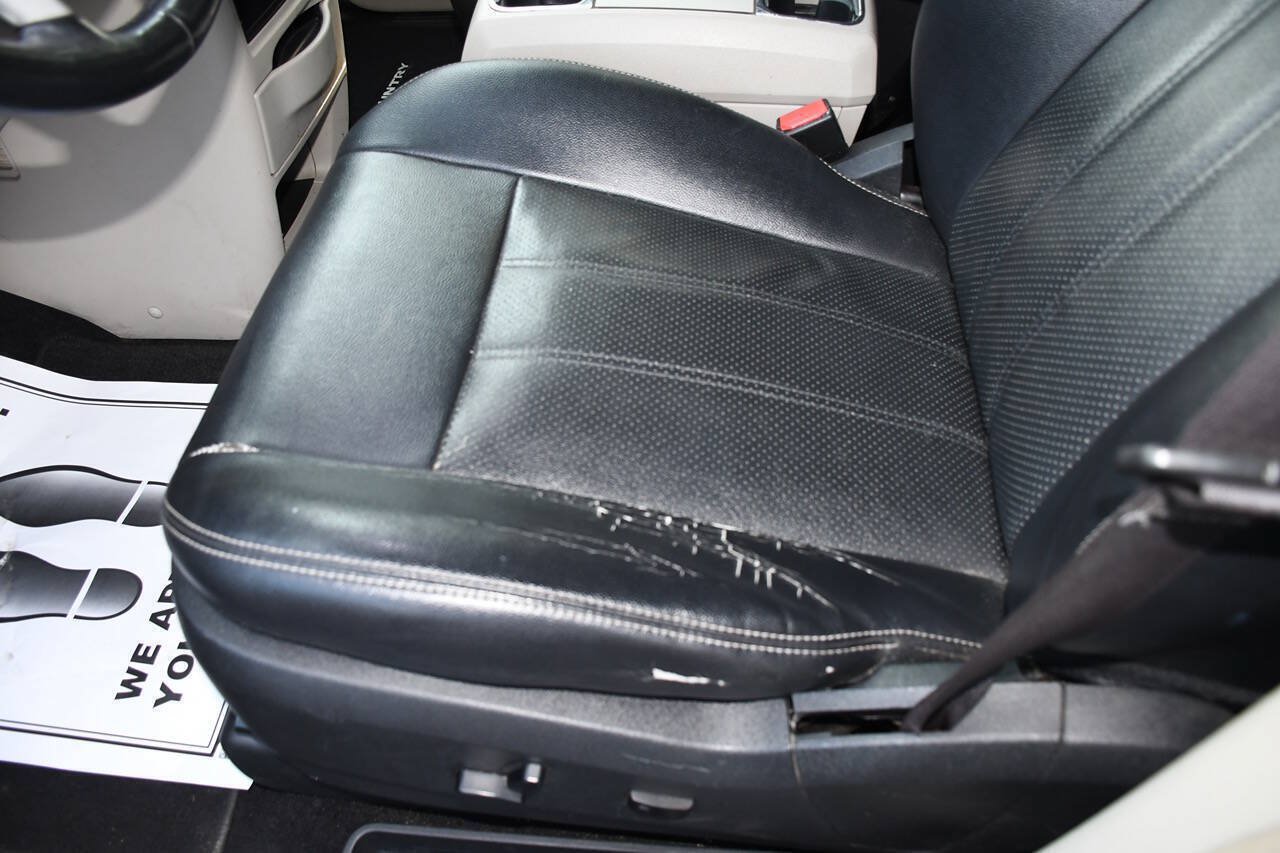 Used 2015 Chrysler Town & Country Touring-L w/ Driver Convenience Group FWD image 13