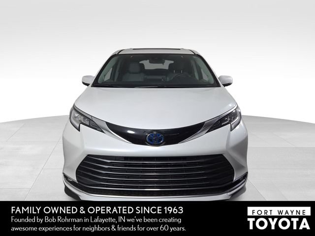 Used 2023 Toyota Sienna Limited FWD image 3