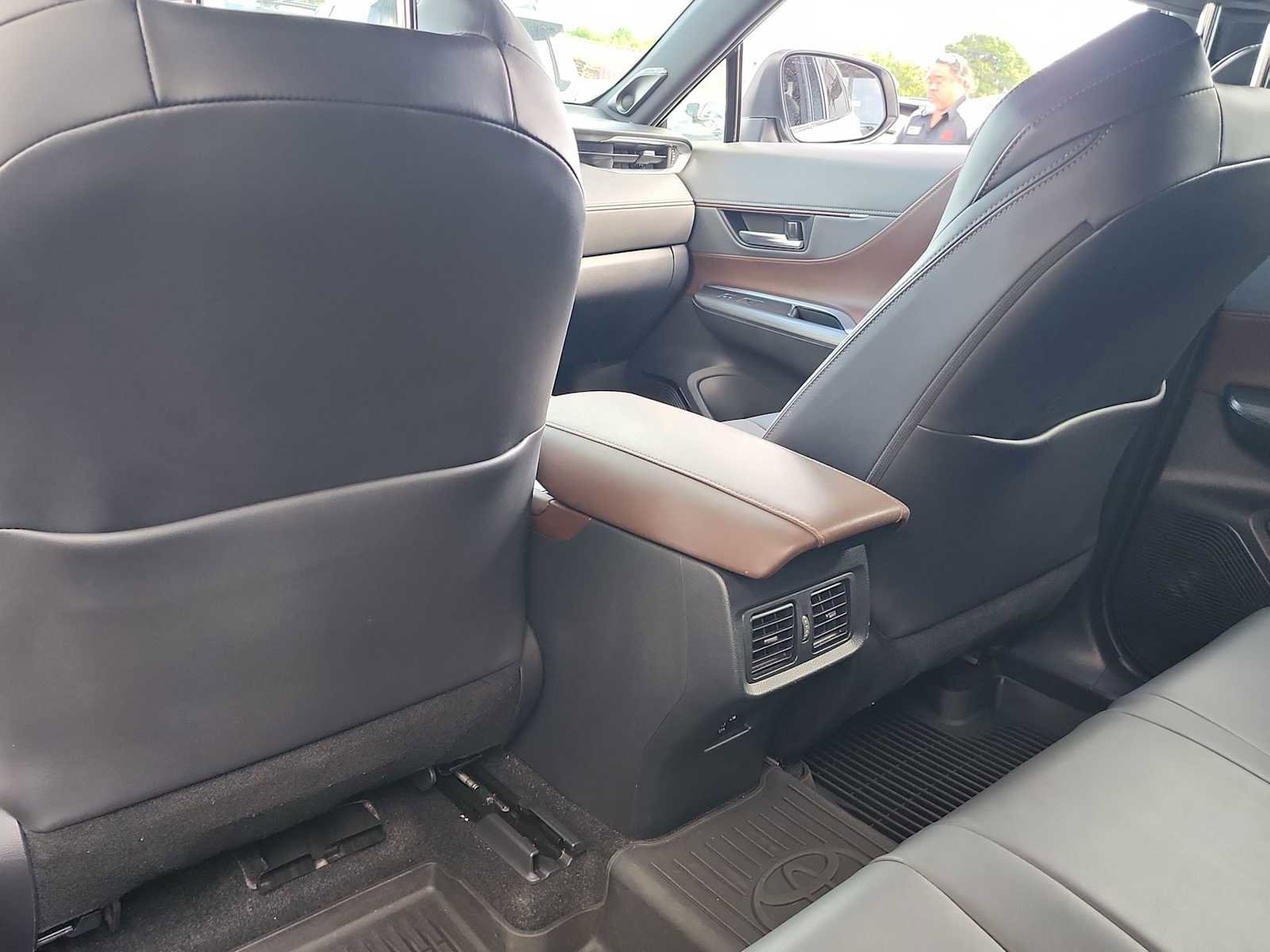 Used 2022 Toyota Venza XLE image 22