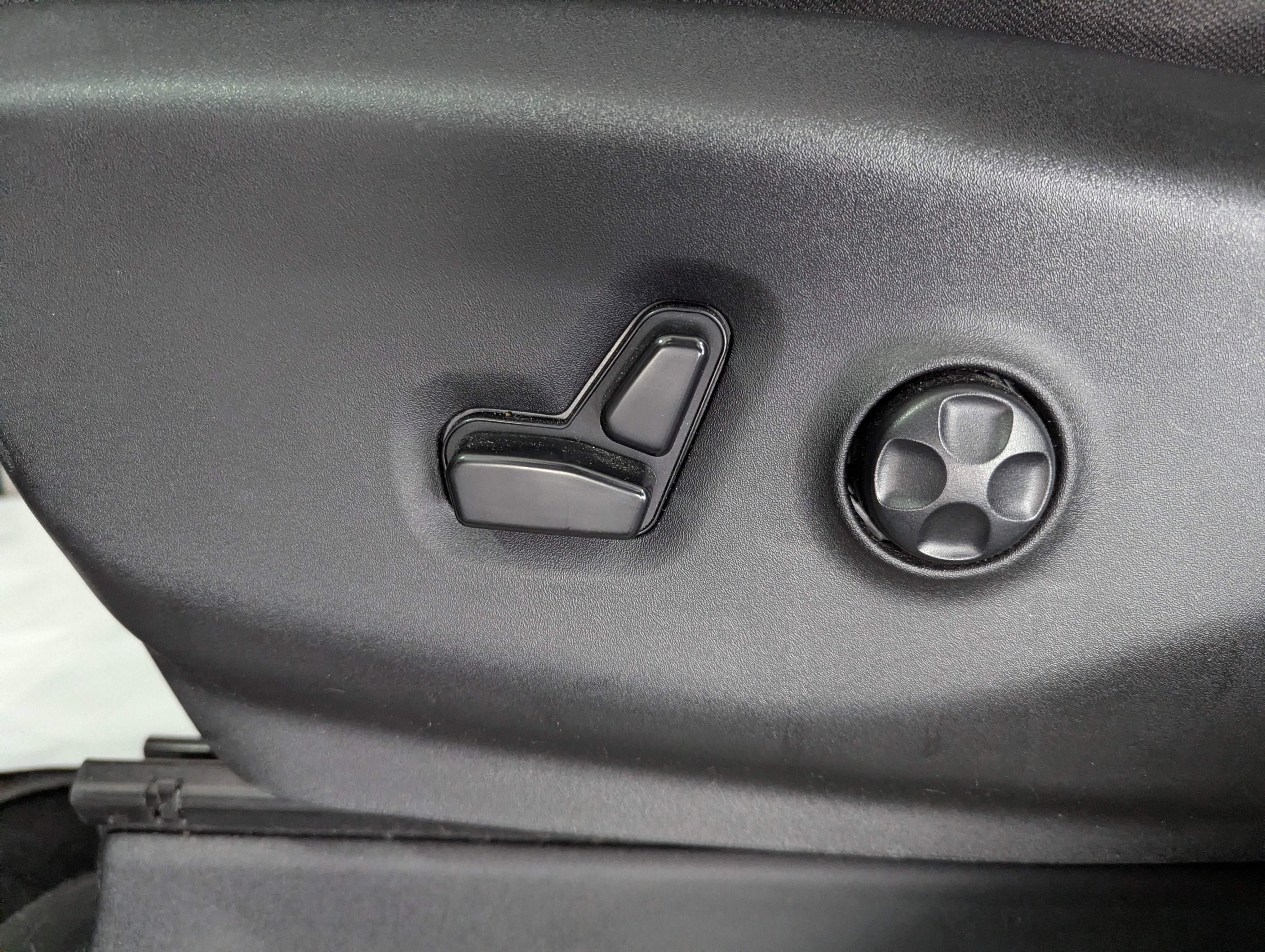 Used 2023 Chrysler Voyager LX FWD image 15