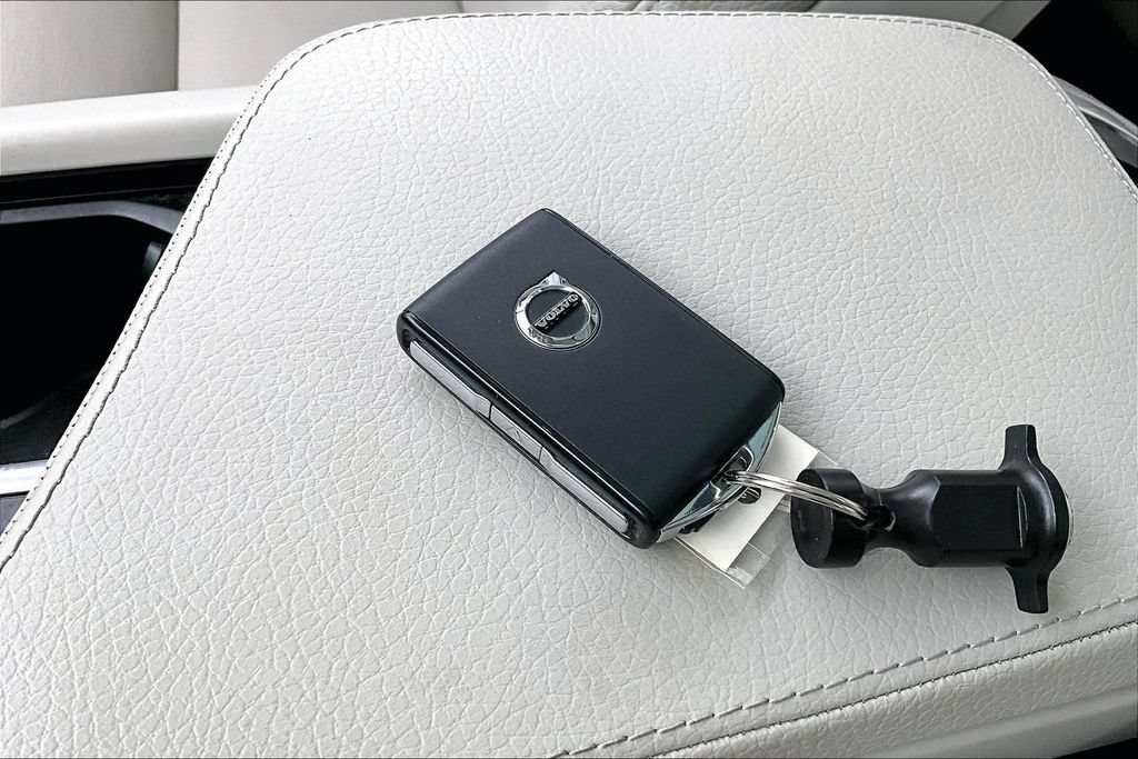 Used 2020 Volvo XC90 T5 Momentum w/ Protection Package Premier AWD/4WD image 8