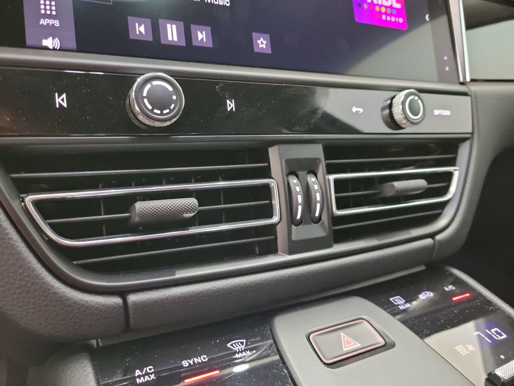 Used 2025 Porsche Macan image 29