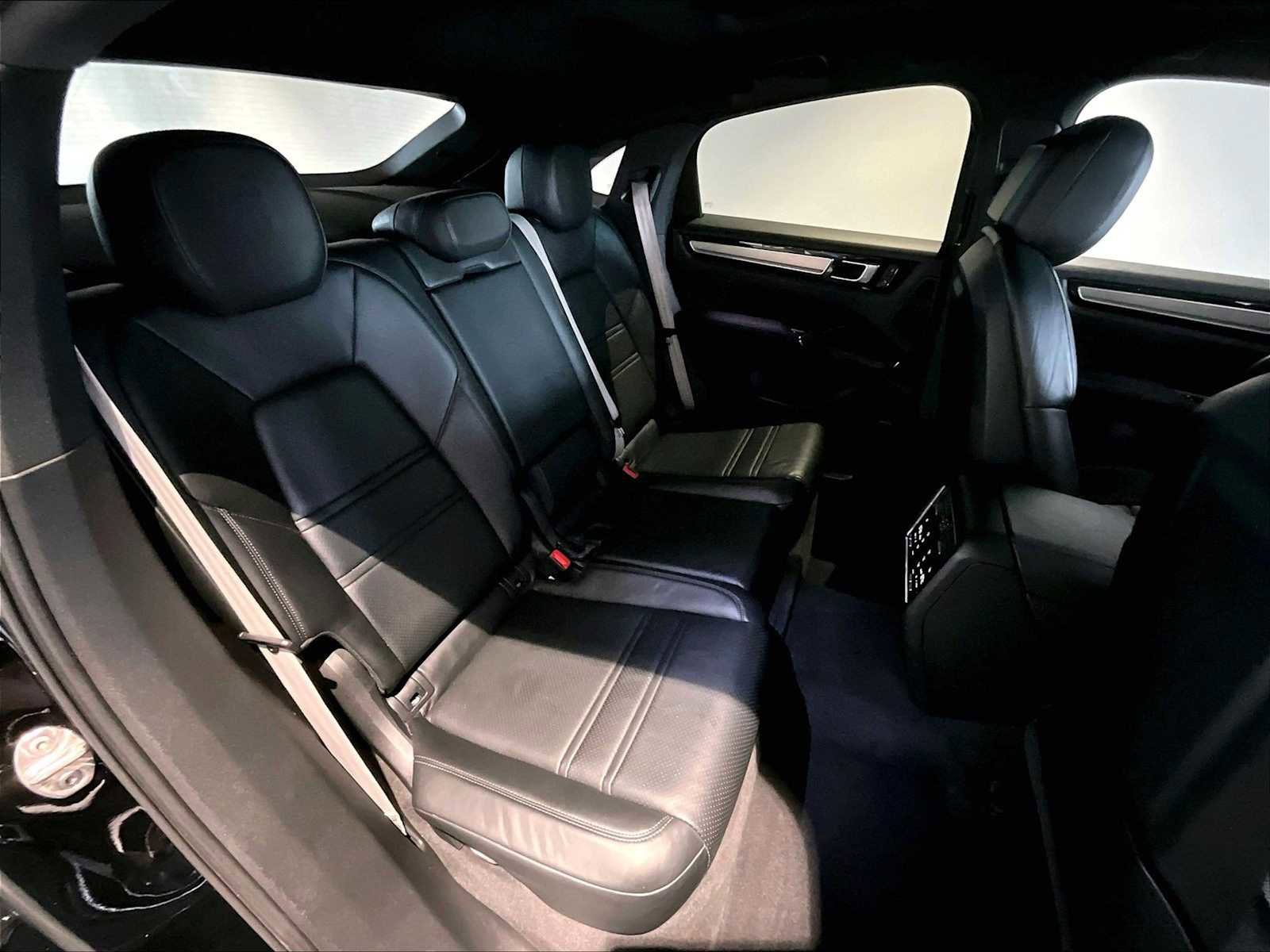 Used 2023 Porsche Cayenne Platinum Edition image 31
