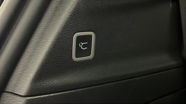 Used 2025 Chrysler Pacifica Limited image 36