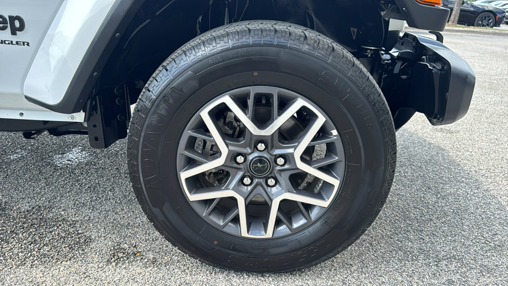 Used 2025 Jeep Wrangler Unlimited Sahara AWD/4WD image 9