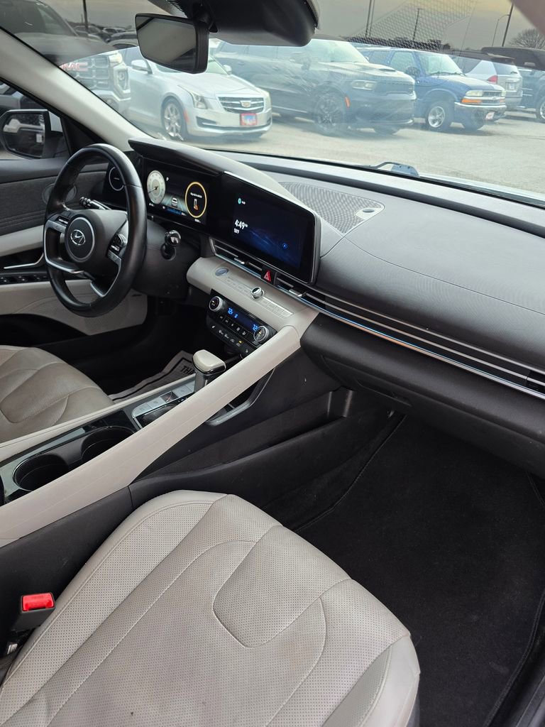 Used 2021 Hyundai Elantra Limited image 15