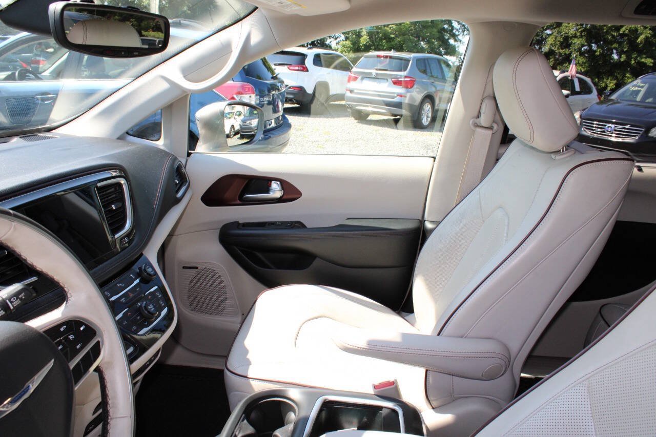 Used 2017 Chrysler Pacifica Limited FWD image 14