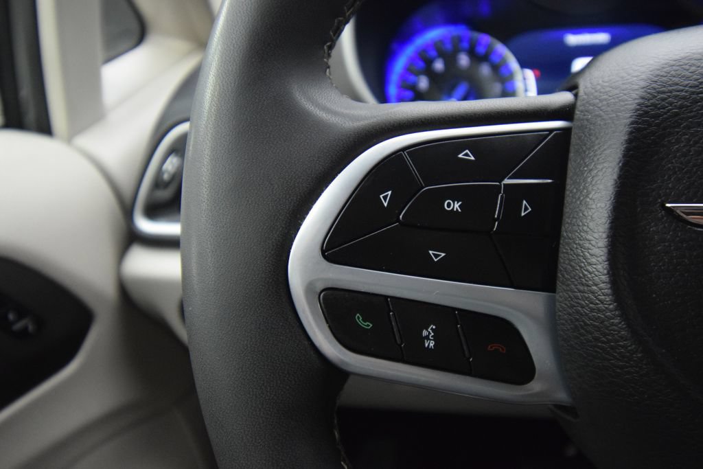 Used 2023 Chrysler Pacifica Touring-L FWD image 36