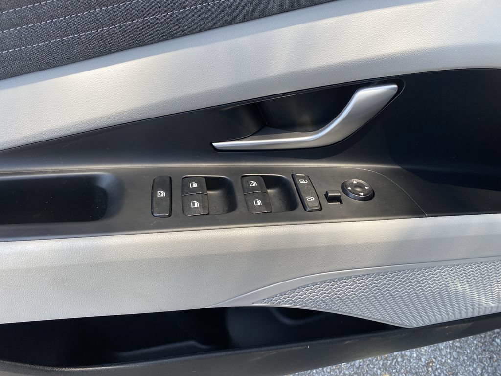 Certified 2024 Hyundai Elantra Limited FWD image 18