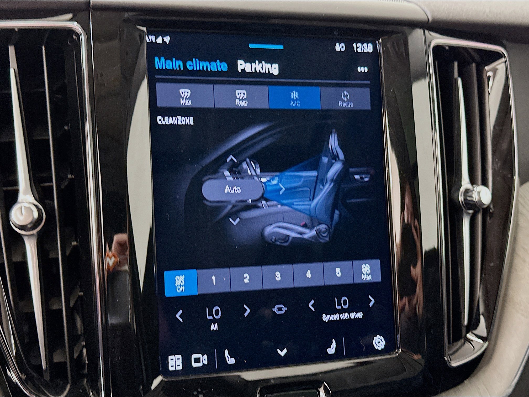 Used 2025 Volvo XC60 B5 Plus image 24