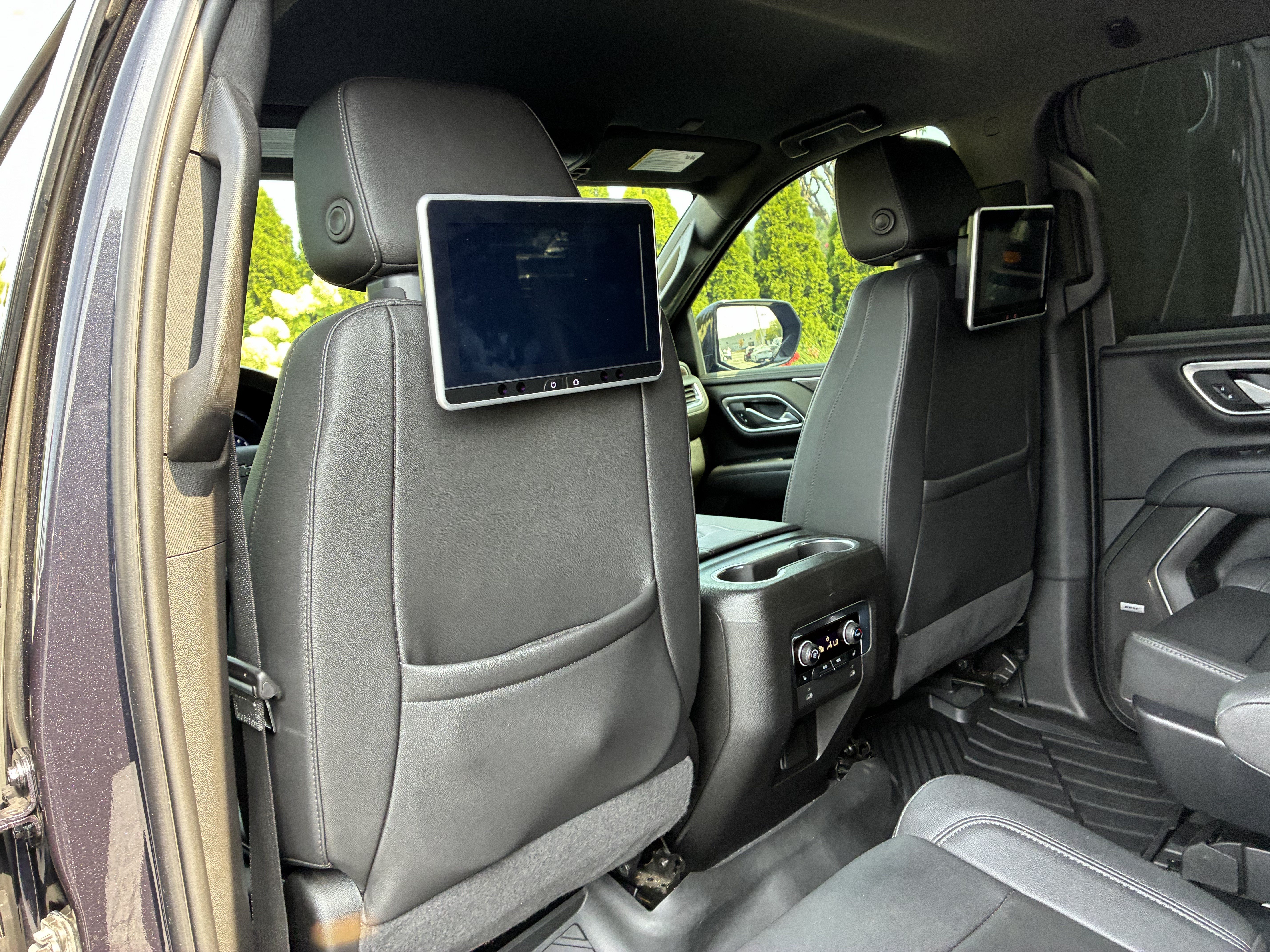 Used 2022 Chevrolet Tahoe Z71 w/ Luxury Package AWD/4WD image 19