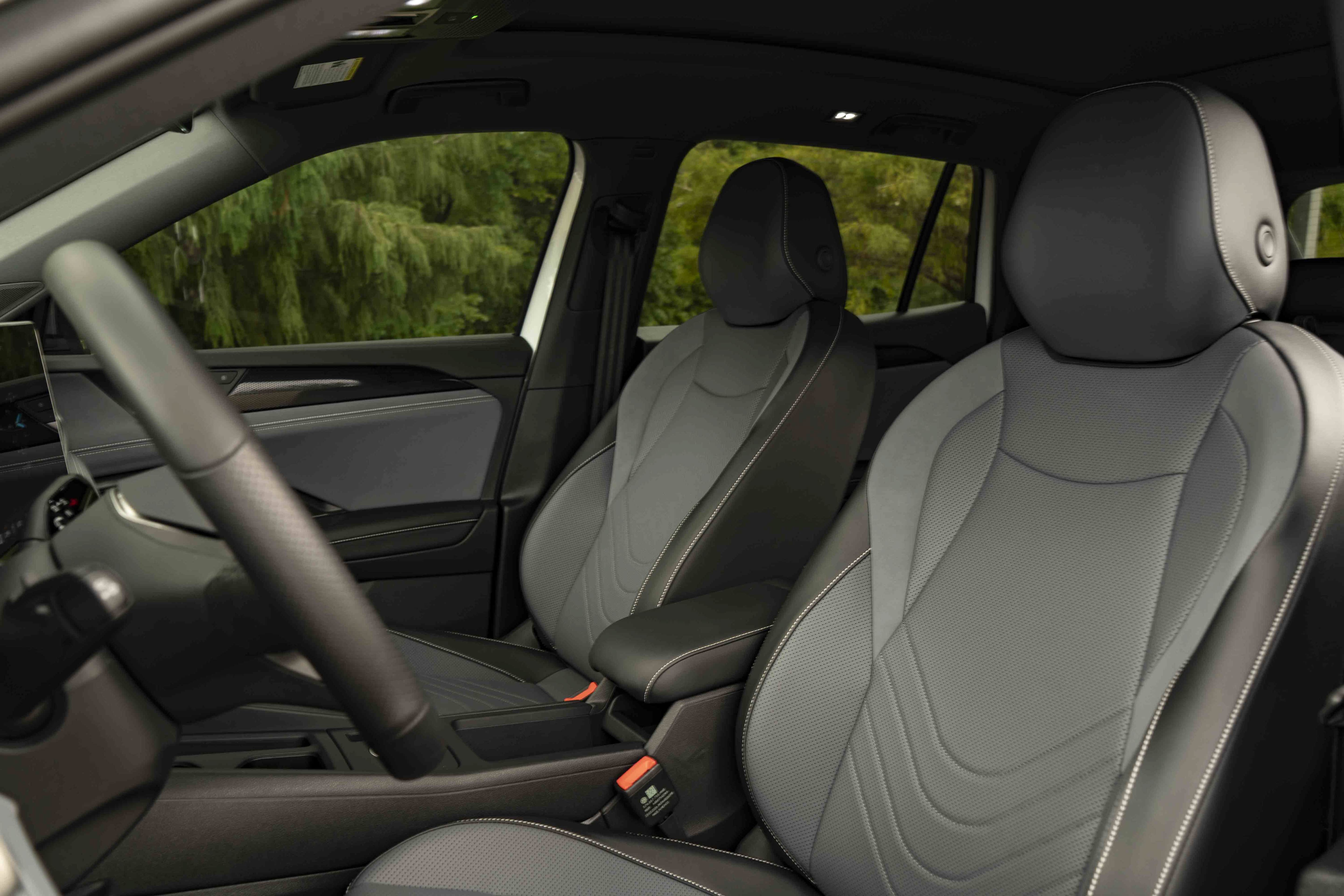 Certified 2026 Volkswagen Tiguan SE R-Line FWD image 16