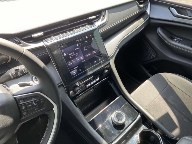 Used 2023 Jeep Grand Cherokee Laredo AWD/4WD image 13