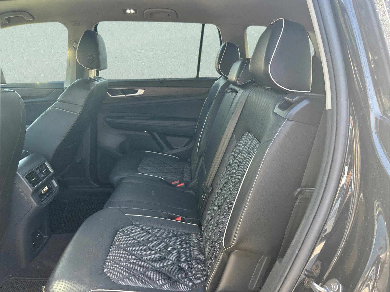 Used 2024 Volkswagen Atlas SEL Premium R-Line AWD/4WD image 10