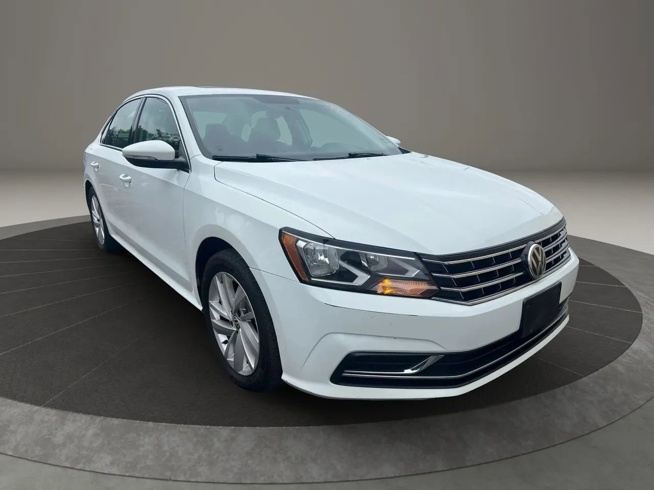 Used 2018 Volkswagen Passat 2.0T SE image 3