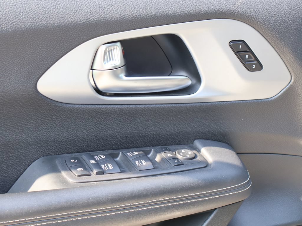 Used 2025 Chrysler Pacifica Limited FWD image 21