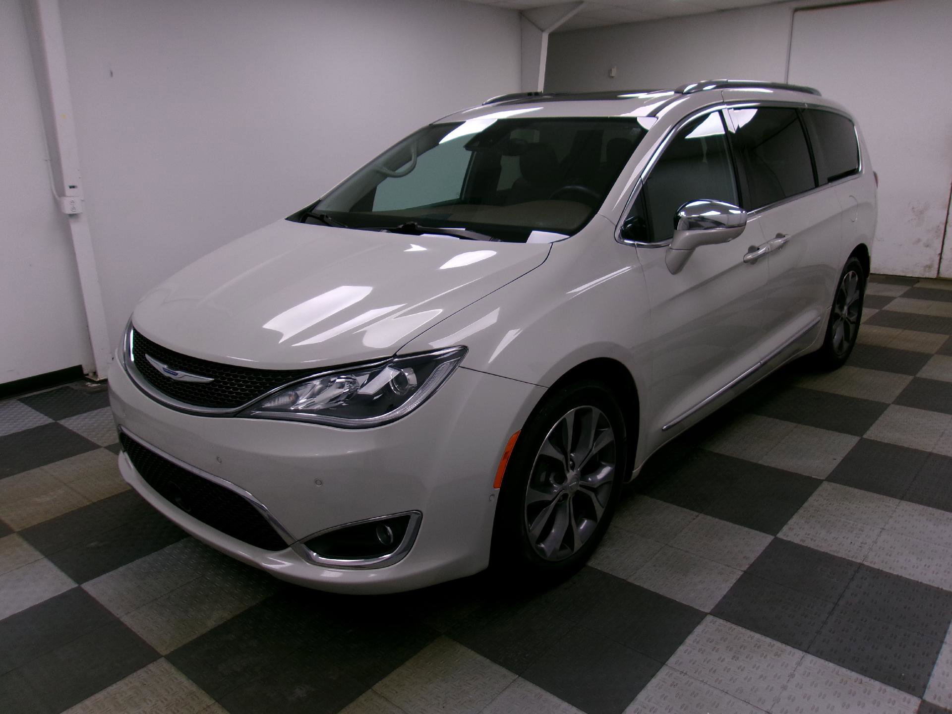 Used 2017 Chrysler Pacifica Limited image 1