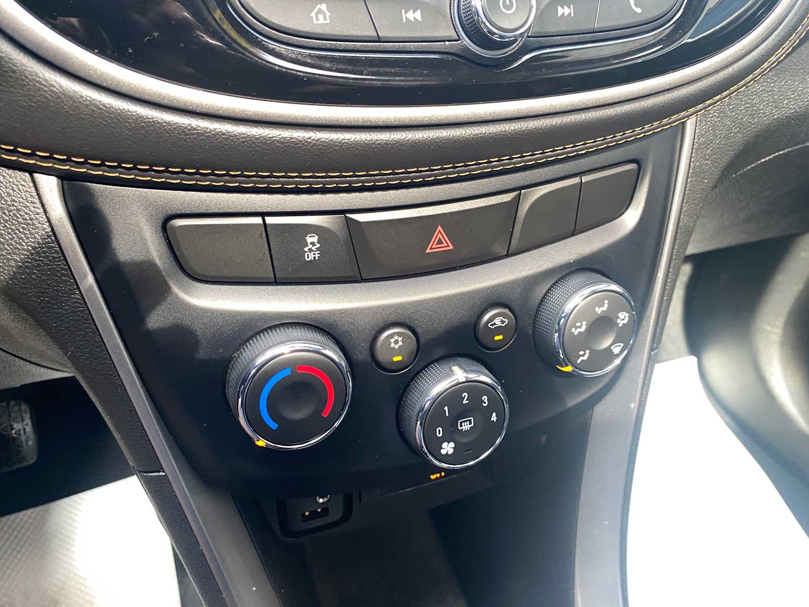 Used 2020 Chevrolet Trax LT w/ Sun & Sound Package AWD/4WD image 19