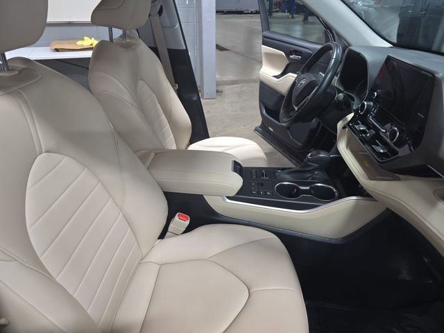 Used 2023 Toyota Highlander XLE image 11