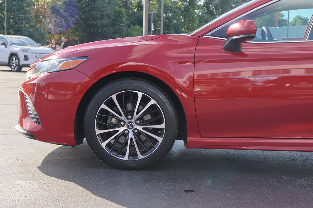 Used 2019 Toyota Camry SE FWD image 2