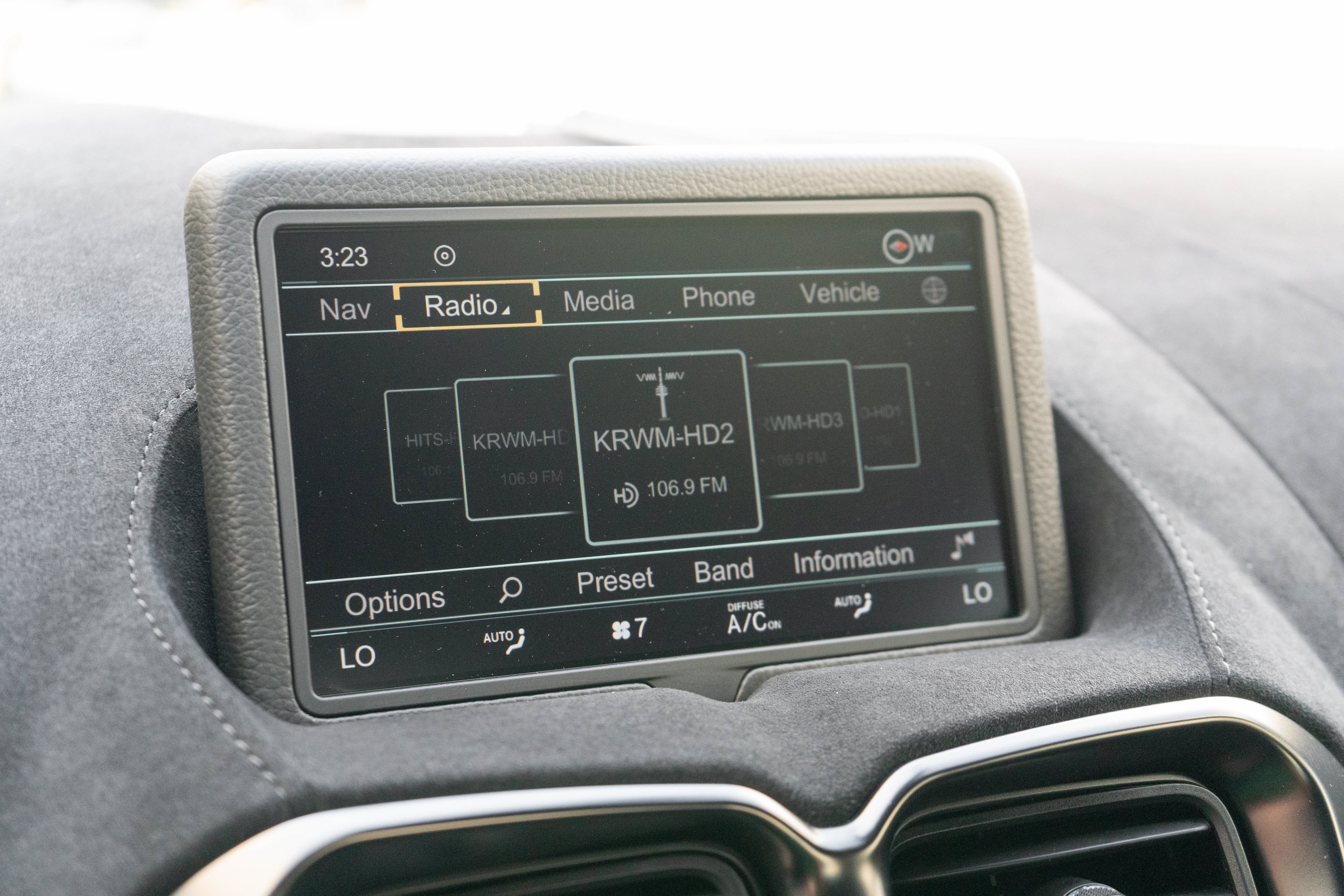 Used 2021 Aston Martin V8 Vantage Coupe RWD image 18
