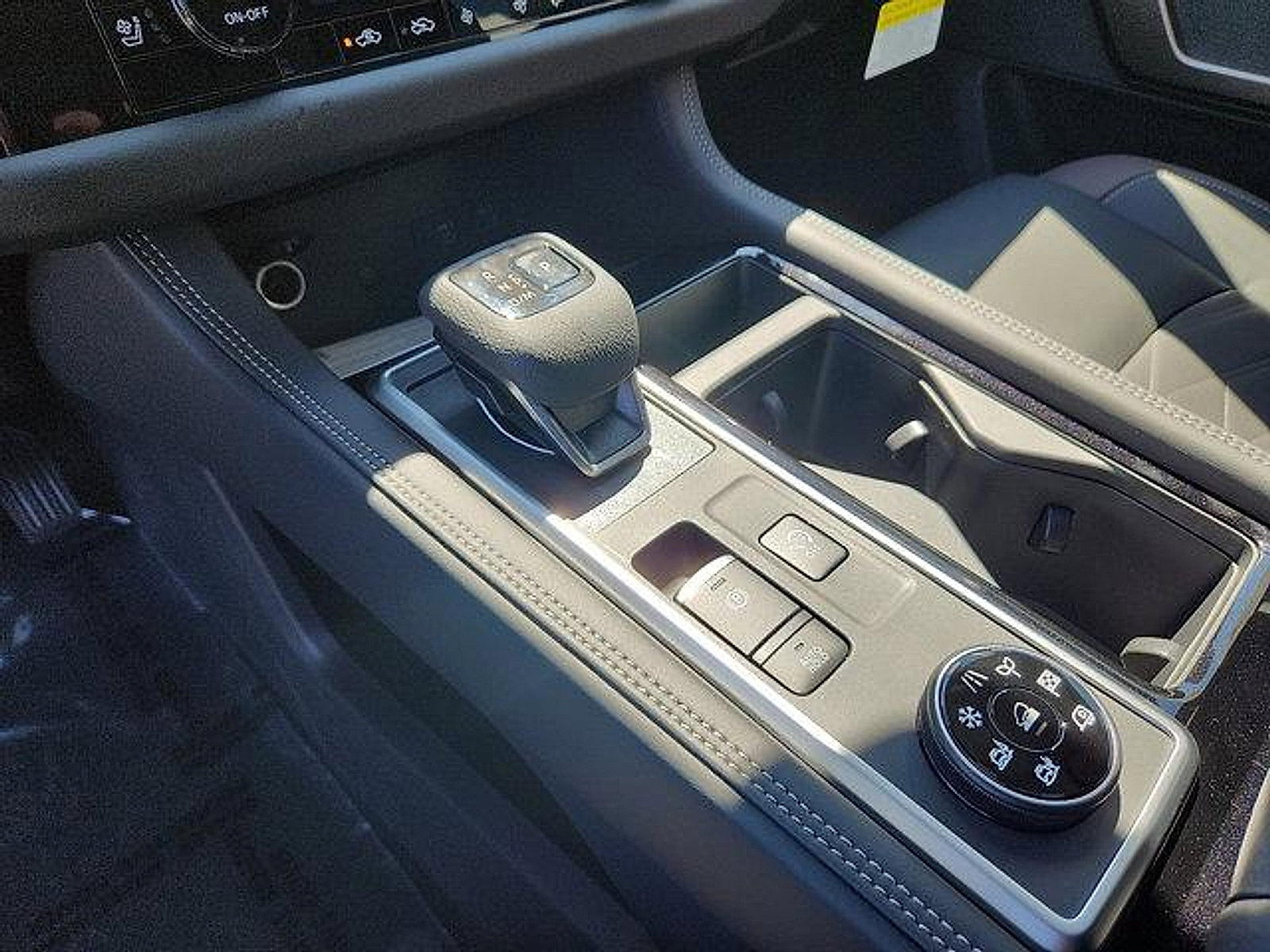 New 2025 Nissan Pathfinder Platinum w/ Black Appearance Package image 9