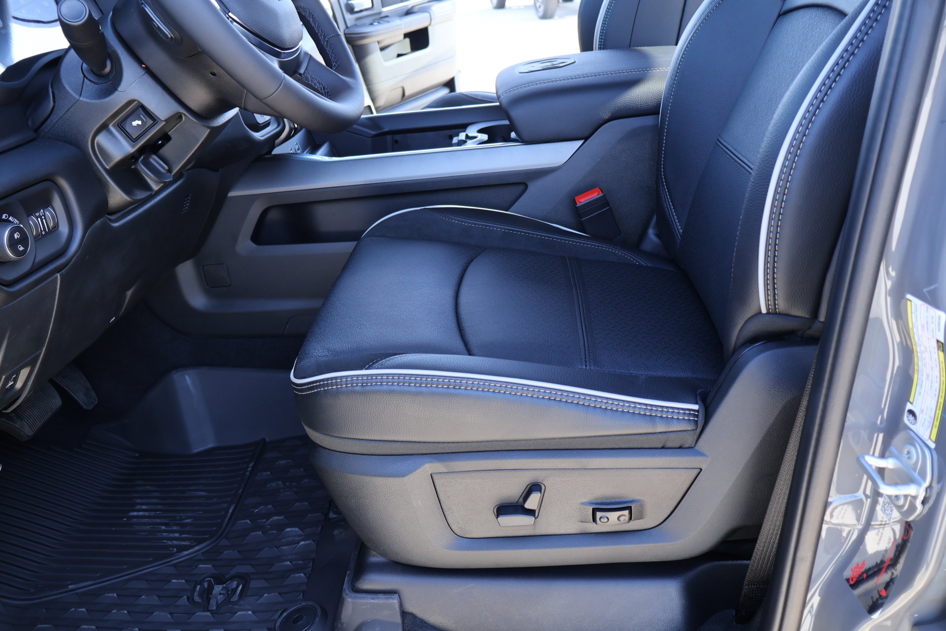 New 2027 RAM 3500 Laramie AWD/4WD image 12