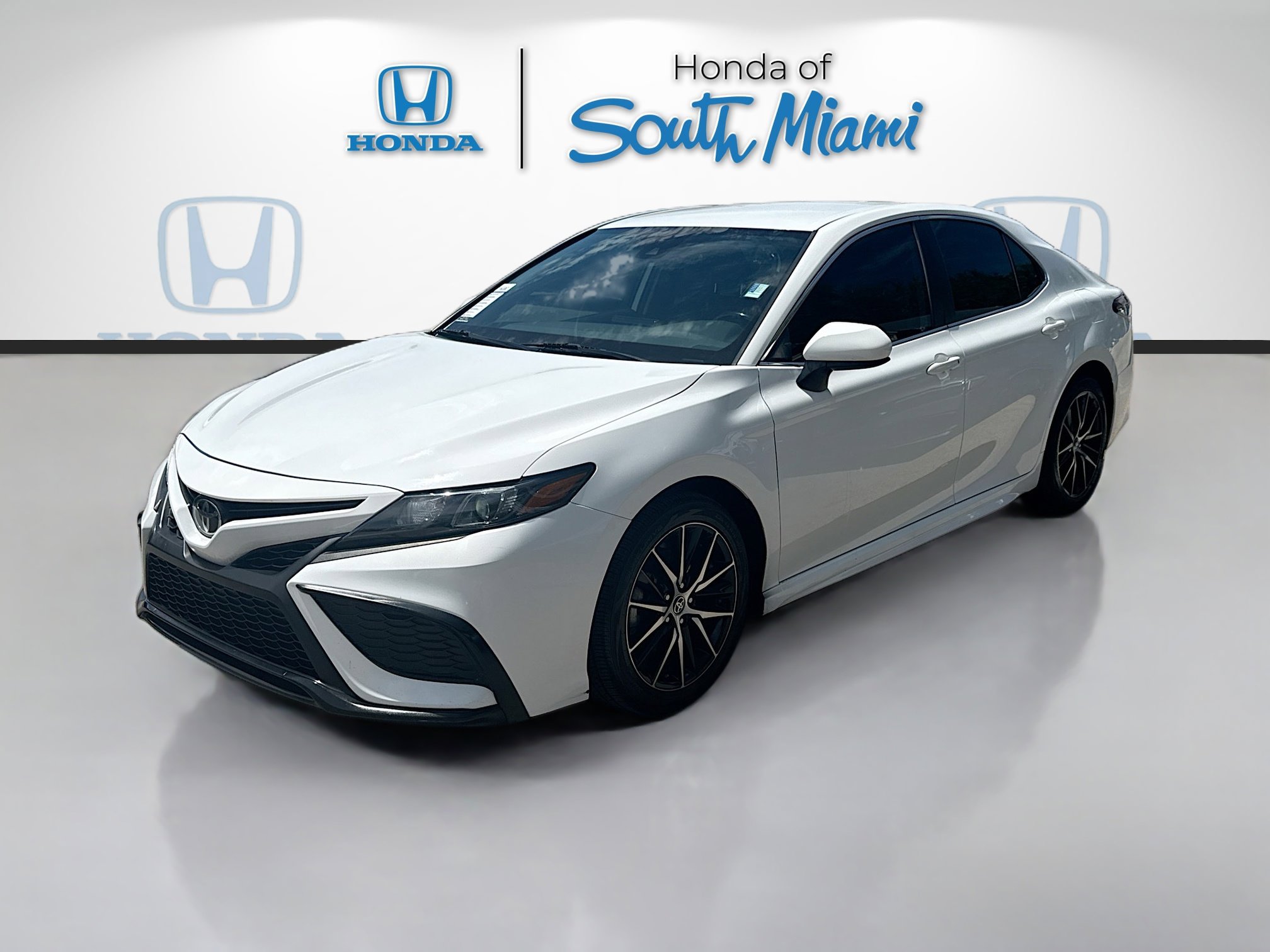 Used 2021 Toyota Camry SE FWD image 3