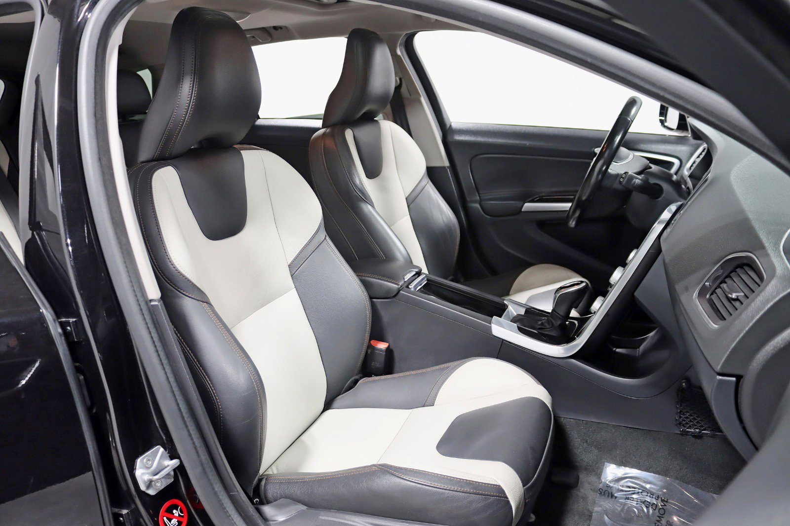 Used 2018 Volvo V60 T5 Cross Country w/ Convenience Package image 26