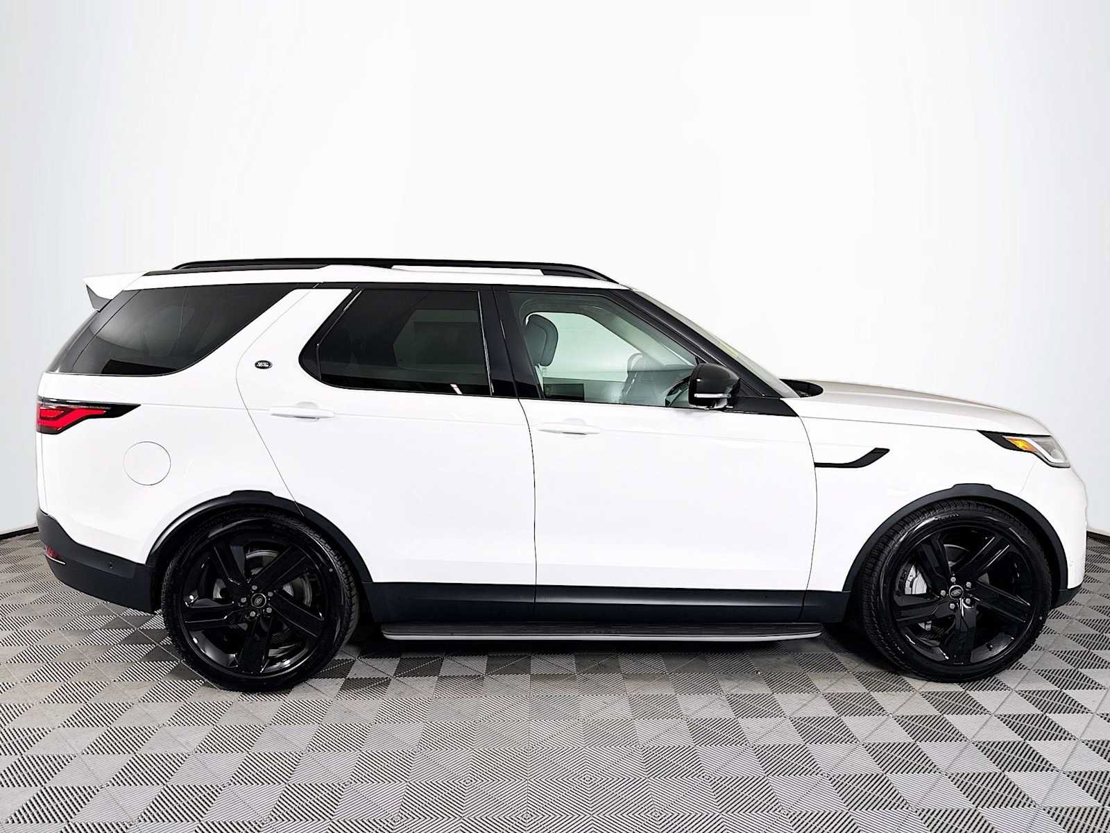 New 2025 Land Rover Discovery S AWD/4WD image 4