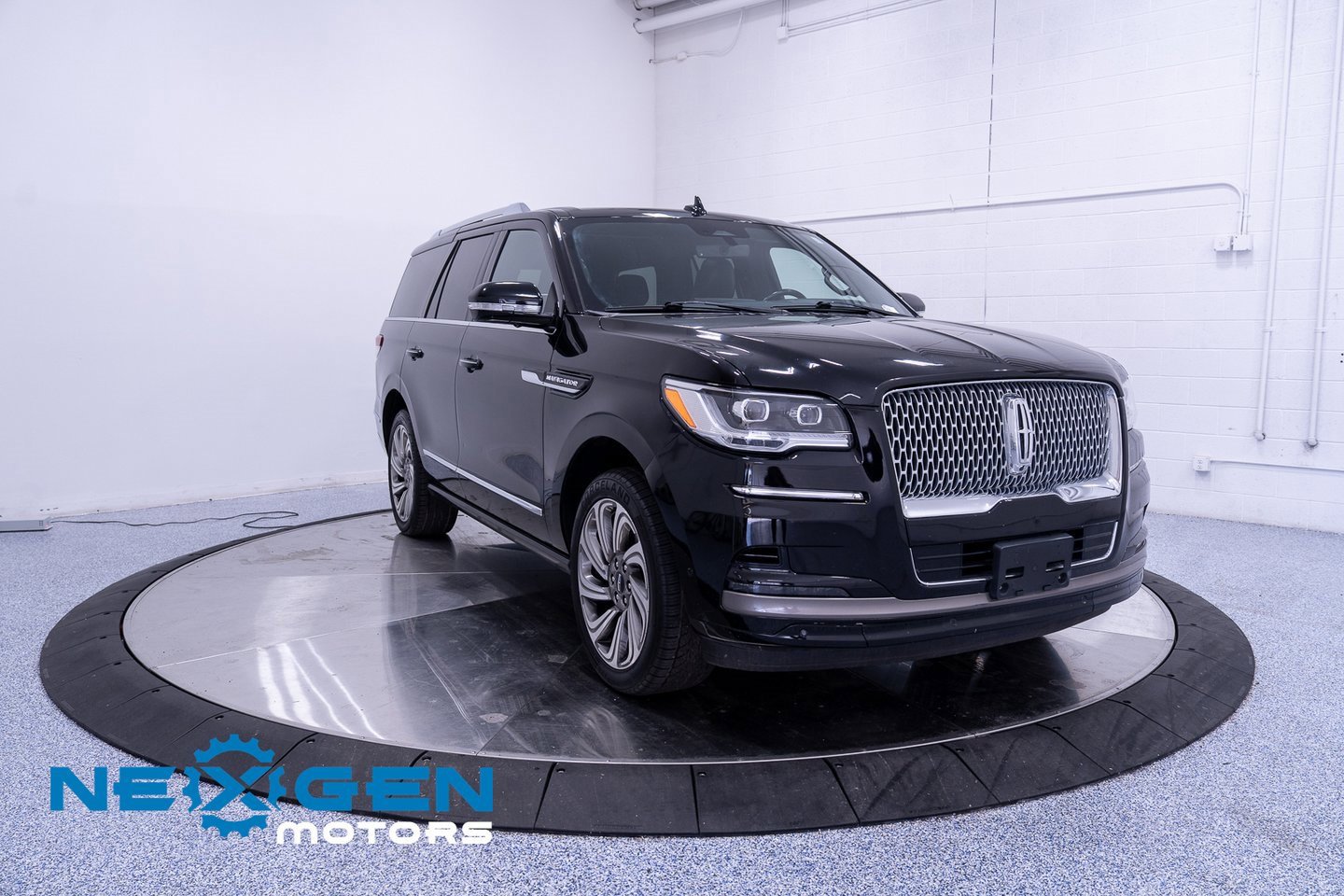 Used 2022 Lincoln Navigator Reserve image 3