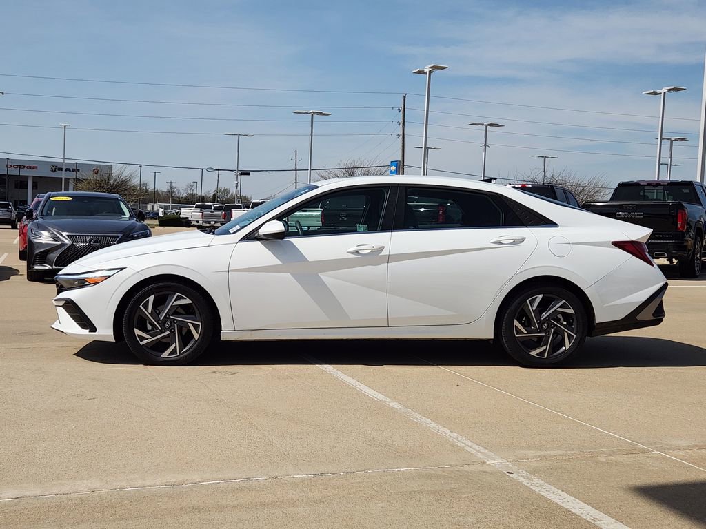 Used 2025 Hyundai Elantra SEL image 4