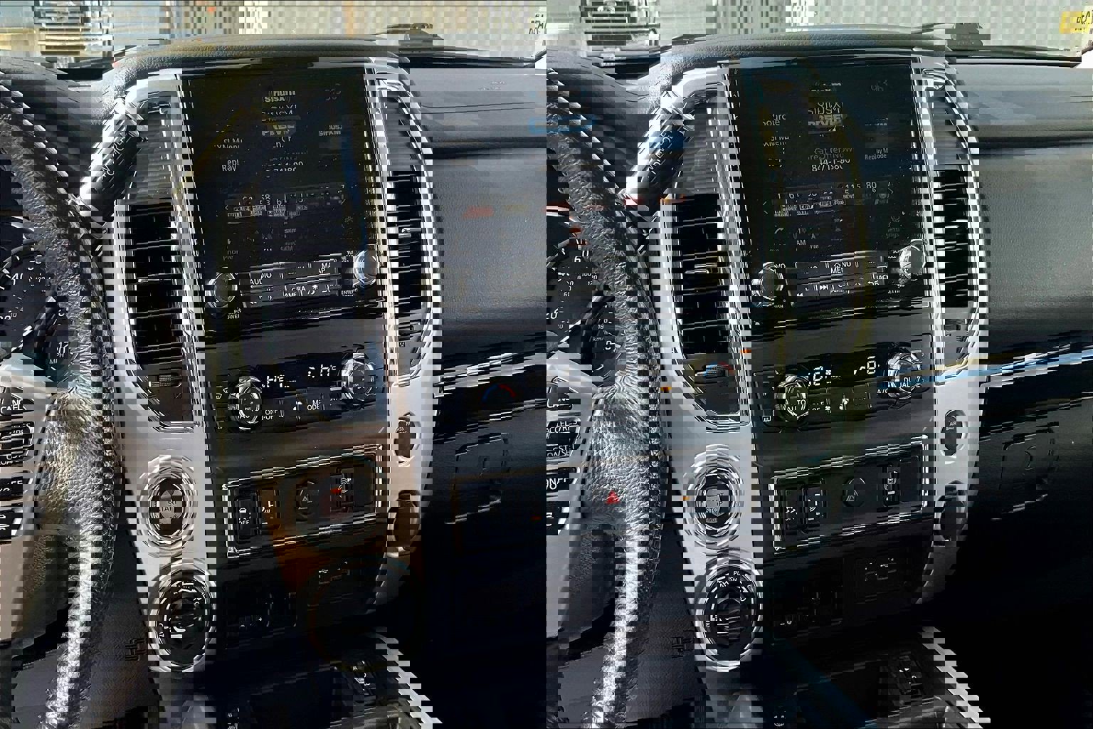 Used 2020 Nissan Titan SV w/ SV Convenience Package image 6