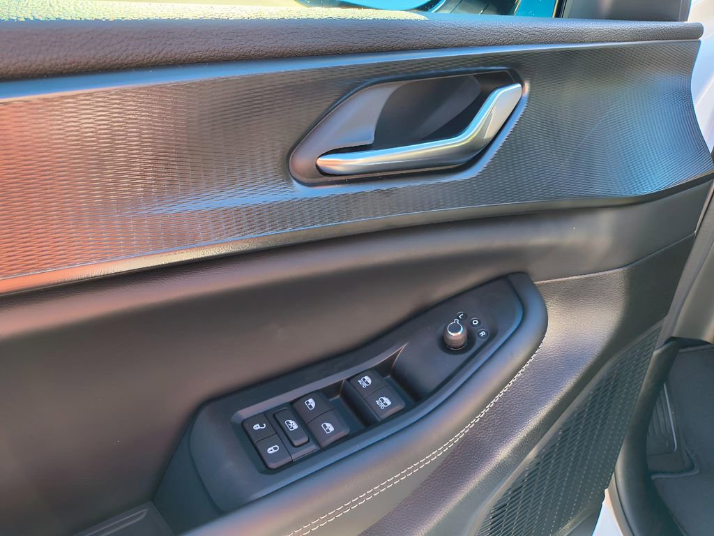 New 2025 Jeep Grand Cherokee Altitude image 13